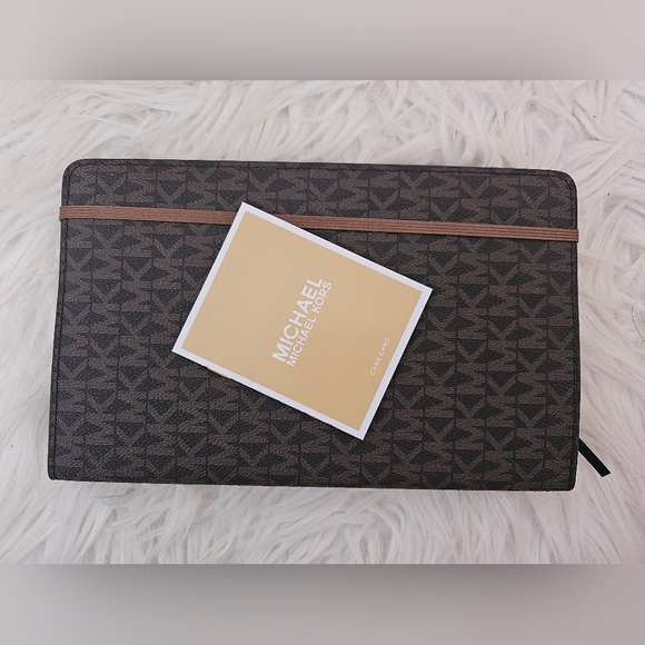 Michael Kors planner with box and bag! ๐ฏ - Picture 2 of 8